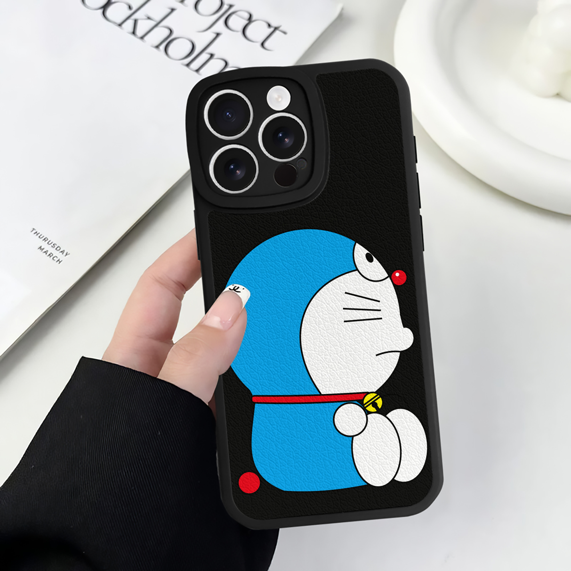 （画像用） ドラえもん Doraemon 【iPhone 16シリーズ対応】シリコンスマホケース（レザー調） 材質：シリコン